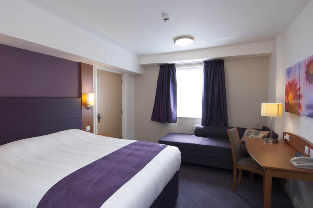Premier Inn London Gatwick Airport - Manor Royal كرولي المظهر الخارجي الصورة