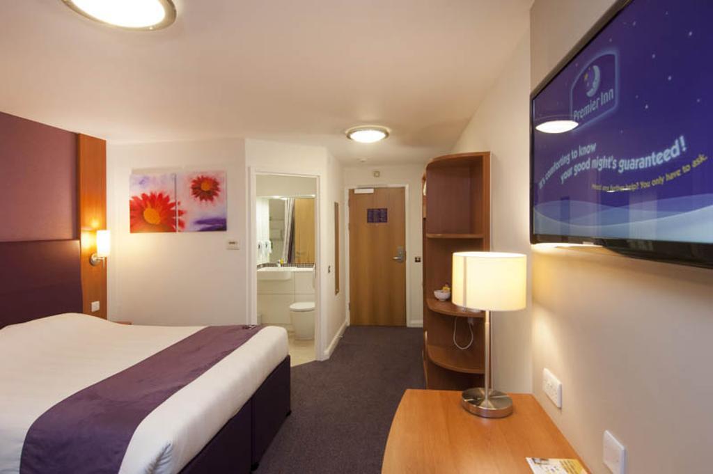 Premier Inn London Gatwick Airport - Manor Royal كرولي المظهر الخارجي الصورة